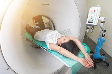 在医院进行断层扫描测试时躺在 ct 扫描仪床上的美女