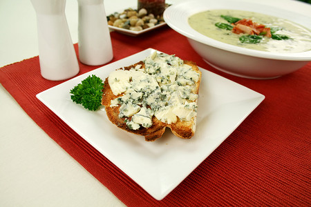 火焰蓝摄影照片_蓝纹奶酪吐司和汤