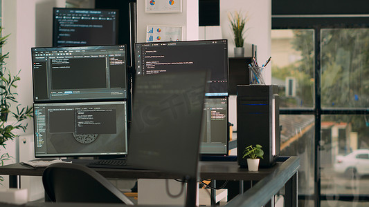在运行编程代码数据算法的书桌上的计算机屏幕