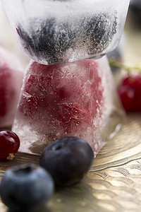 在冰块中冷冻的新鲜浆果