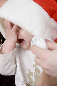 带着圣诞帽哭泣的婴儿
