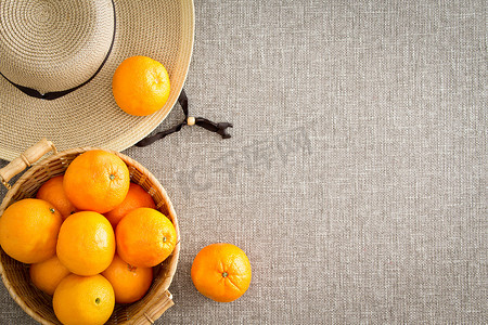 用稻草遮阳帽收获农场新鲜橙子