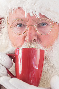红杯摄影照片_红杯圣诞老人饮料的合成图像