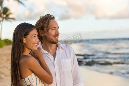 夫妇享受蜜月假期热带海滩。
