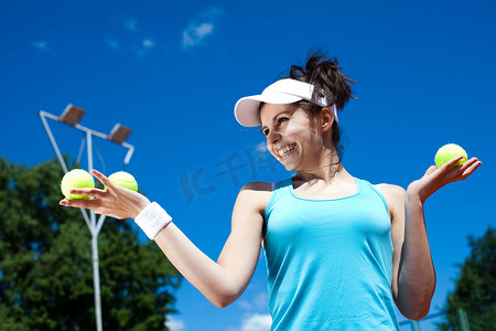 年轻女子打网球，夏季饱和主题