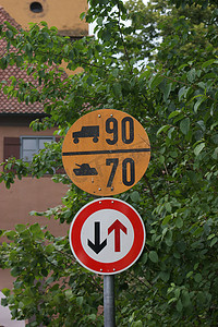 德国联邦国防部关于德国波恩一条道路外军事负荷分类限制的德国信息路标