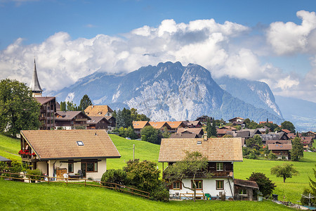 村庄之美摄影照片_瑞士阿尔卑斯山 Engadine 山谷普雷达村的田园风光