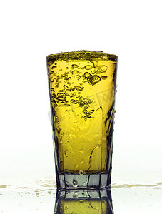 杯飞溅的黄色柠檬水隔离在白色背景