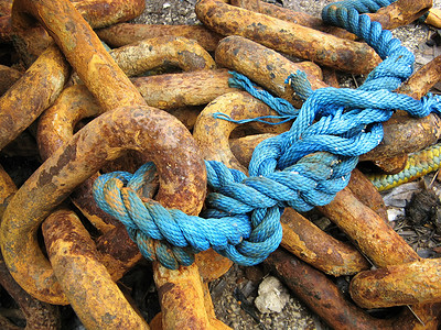 链条和蓝色绳索