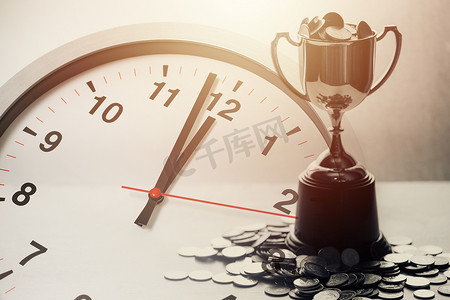 金钱奖杯叠加时间时钟成功赢得商业游戏挑战并获得丰富的概念。