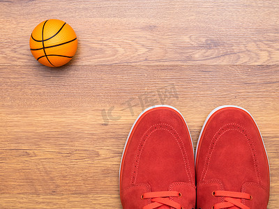 街头篮球摄影照片_一双运动鞋和篮球