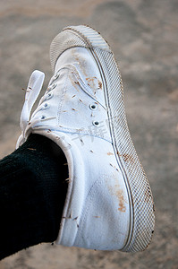 脏袜子摄影照片_脏白鞋