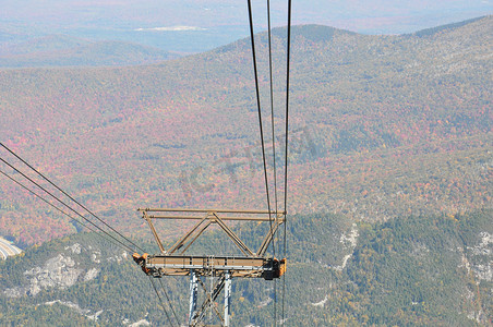 从新罕布什尔州白山国家森林的坎农山空中缆车欣赏秋天的色彩
