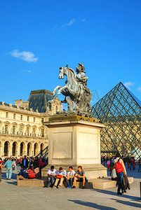 法国巴黎卢浮宫博物馆的路易十四雕像
