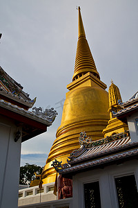 亚洲泰国在曼谷阳光明媚的寺庙屋顶扫管笏宫殿