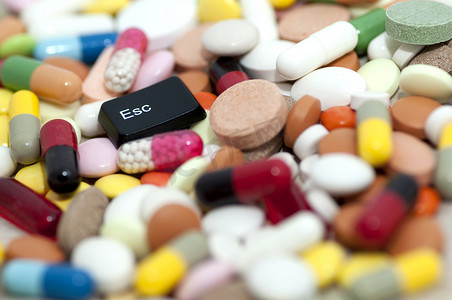Esc key among drugs（逃离毒品）