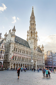 比利时布鲁塞尔-2015 年 5 月 13 日：许多游客参观布鲁塞尔中央广场著名的大广场 (Grote Markt)。