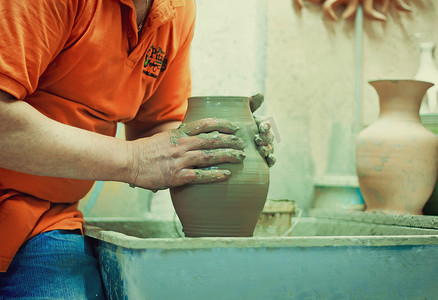 工作中的人：陶艺家生产陶瓷花瓶