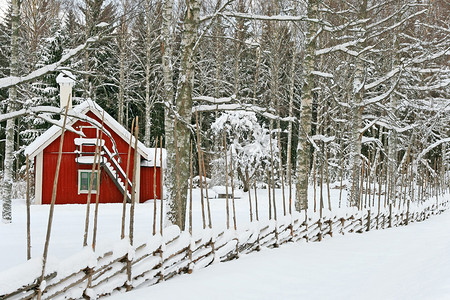 白色小栅栏摄影照片_被雪覆盖的小红房子