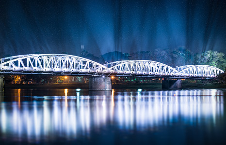 蓝色长城摄影照片_顺化 Truong Tien 桥的夜景。