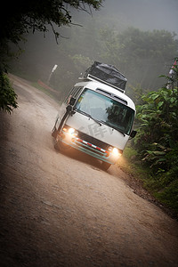 哥斯达黎加蒙特韦尔德附近的旅游巴士