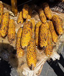在去皮的玉米棒子上烤玉米