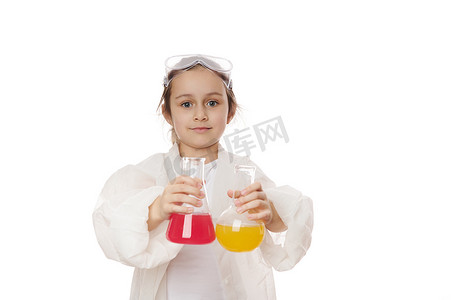 欧洲聪明的小学生，小女孩喜欢上化学课，在白色背景上摆着实验室烧瓶的姿势