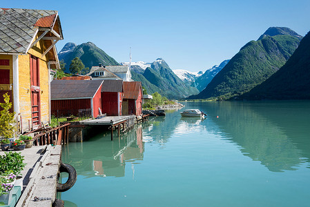 挪威的峡湾、山脉、船屋和倒影