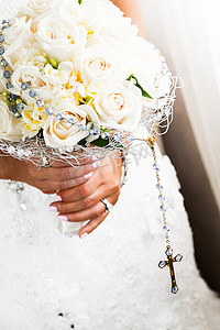新娘手捧花和念珠细节