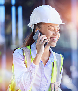 建筑工人、使用智能手机打电话和与技术通信的女性以及安全头盔。