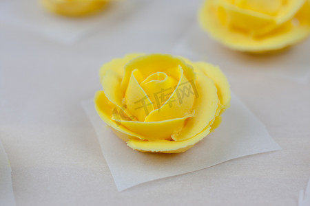 食用玫瑰摄影照片_黄色糖衣玫瑰
