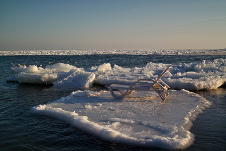 漂浮沙发摄影照片_浮冰上的躺椅