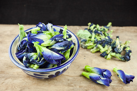 木板上的新鲜蝴蝶豌豆花或 Clitoria ternatea