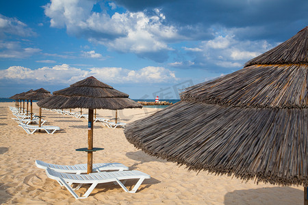 塔维拉空荡荡的海滩上有不同的遮阳伞和太阳椅
