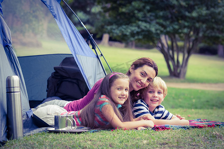 母亲和孩子们在公园露营