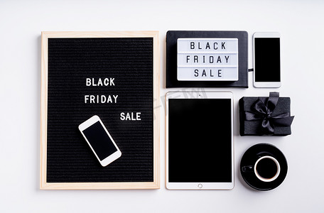 黑色字母板上的文本黑色星期五销售，上面有咖啡、smarfphone、白色背景上的价格标签
