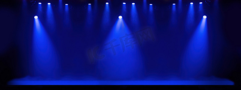 自由舞台上的灯光，蓝色聚光灯下的场景