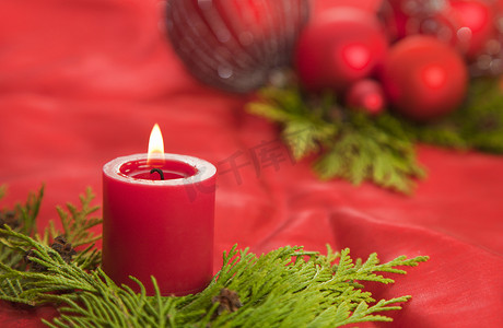 红色氛围装饰摄影照片_带烛光和复制空间的红色圣诞装饰