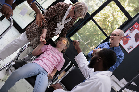 非洲裔美国医生在检查期间在医院接待处的椅子上晕倒后帮助女童