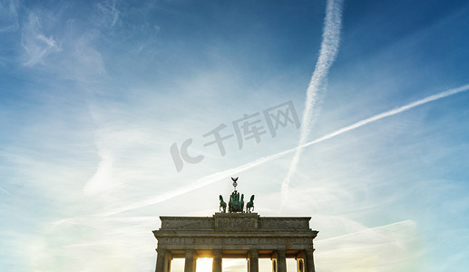 勃兰登堡门在柏林日落与天空和云彩