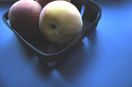 黑色篮子里的大桃子。
