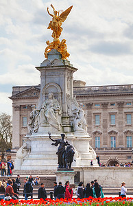 白金汉宫前的维多利亚女王纪念碑