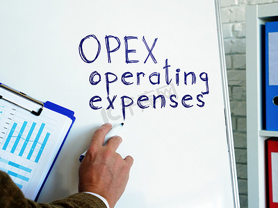 OPEX 运营费用商人写在白板上。