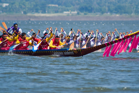 龙舟赛异形背景摄影照片_泰国芭堤雅的龙舟赛