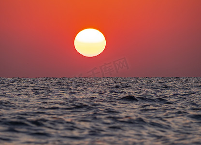 大太阳摄影照片_大海上的大太阳日出