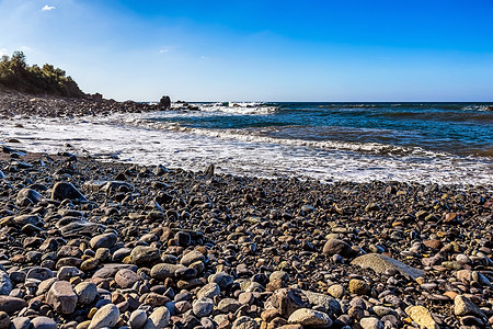 在海洋海岸的狂放的石海滩