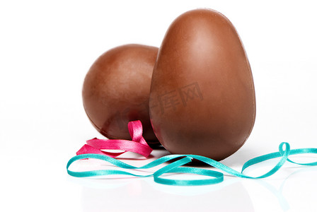 浅色背景中的巧克力蛋