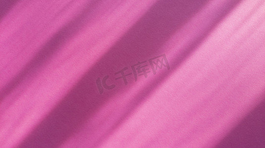 淡粉色纸上的对角线阴影。