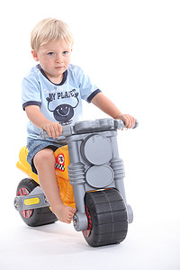 玩具摩托车上的小男孩