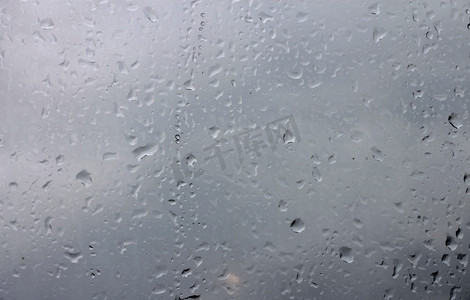 水滴气泡水珠摄影照片_雨后窗玻璃上的水珠